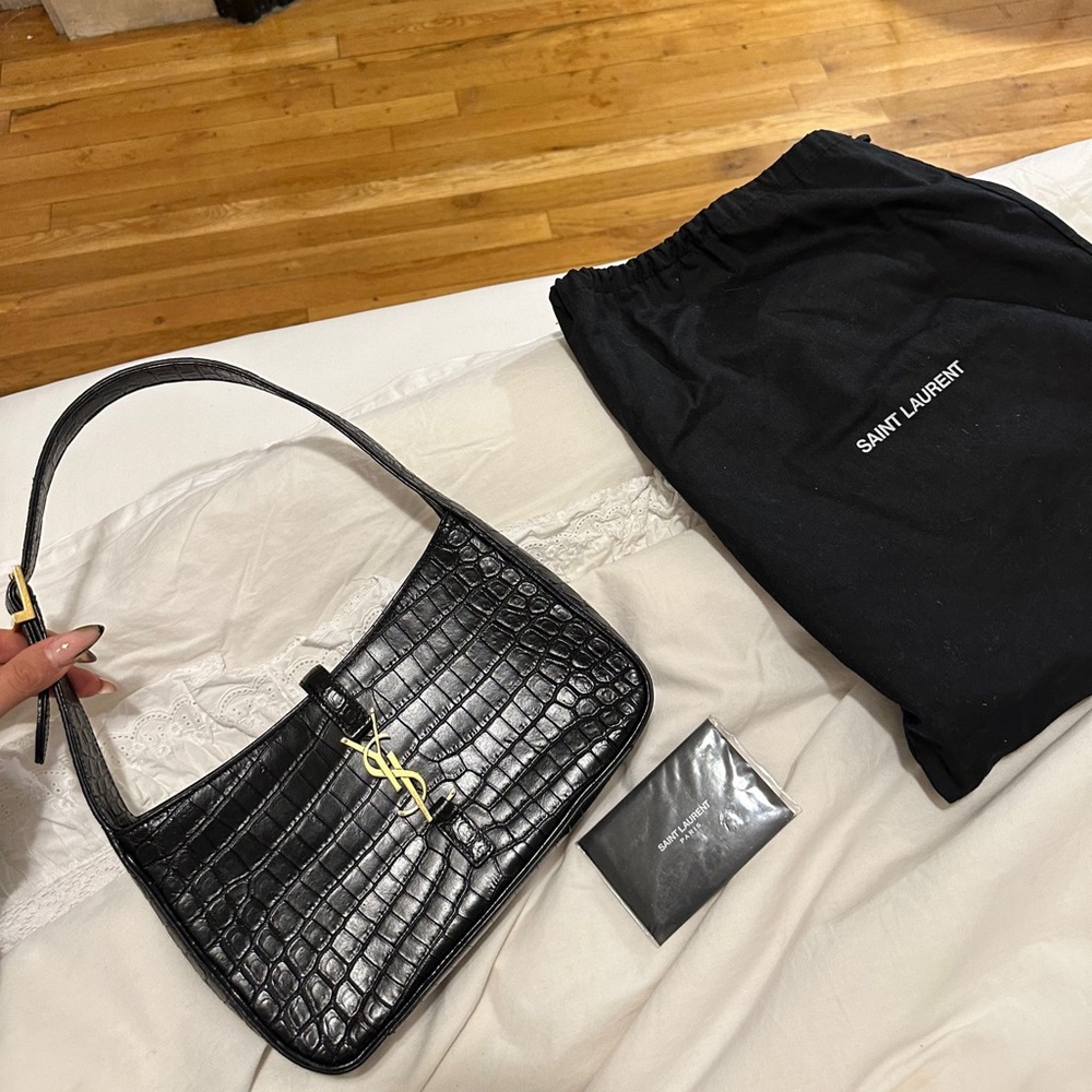 YSL
Le 5 à 7 croc-effect leather shoulder bag